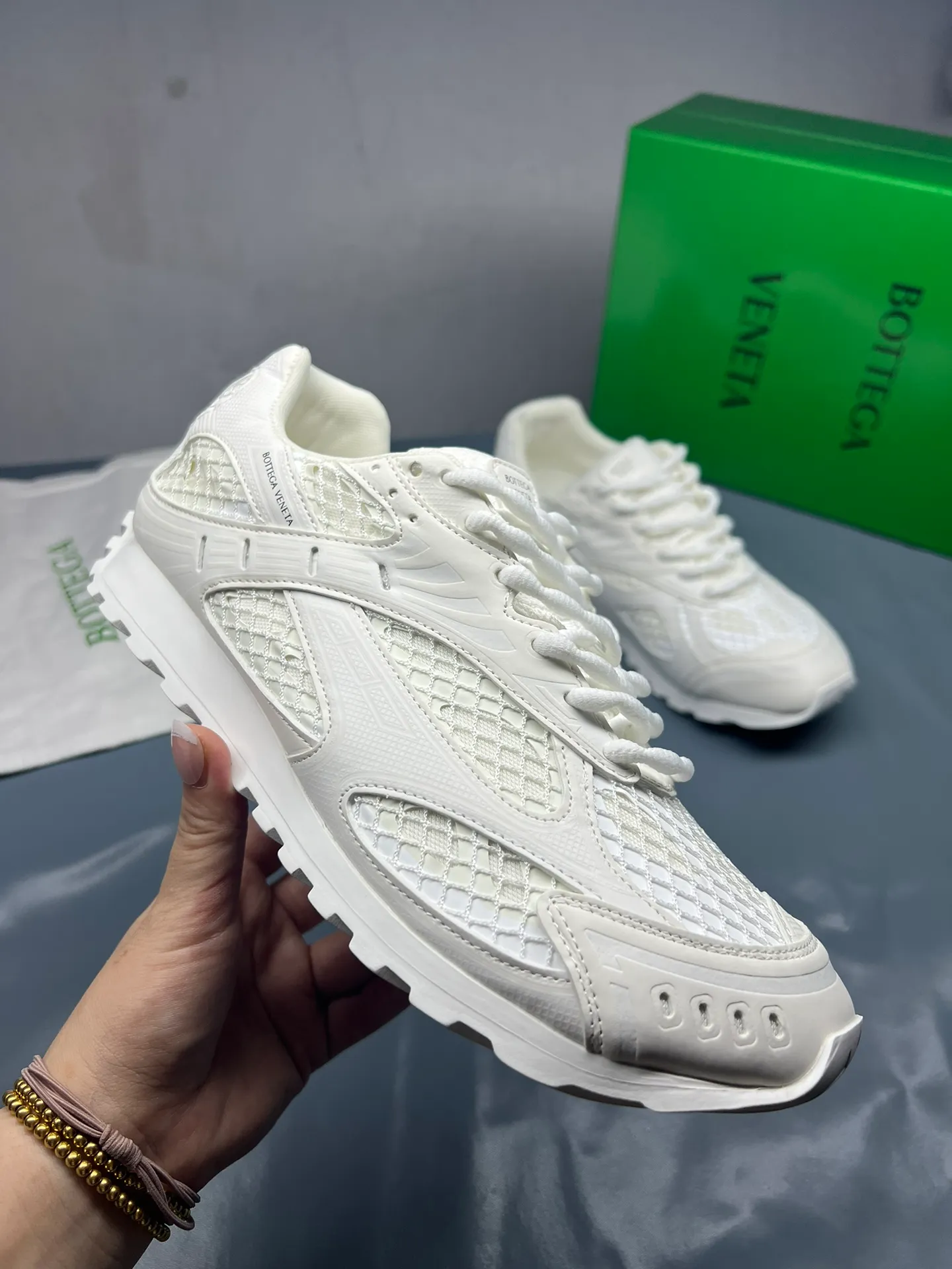 👟👟Ex-factory price 600👟👟 Men's size +10 Real photos 🔥🔥BV Orbit sneakers Wang Yibo's same style couple's dad shoes Runner sneakers, made of lightweight technical mesh fabric. Matched with geometric pattern designed rubber outsole Wang Zha series high version Look for the package craftsmanship The actual height is much higher, but the legs are still slim. Very nice and playable and durable Matching to the standard 💯 Package shoe technology Look for the high version The outsole is made of color-blocked TPU outsole Women's model 35 36 37 38 39 40 41 (40 41 customized) Men's model 39 40 41 42 43 44 45. (Customized size 45) (Customer logo can be accepted without refund or exchange at a favorable price) Equipped with original packaging